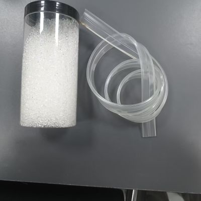 Alta transparência, moldagem rápida, boa resistência, excelente dureza, moldagem por injecção ou extrusão de partículas de plástico TPU ambientalmente amigáveis, adequadas para brinquedos para animais de estimação, cordas de pular, fios